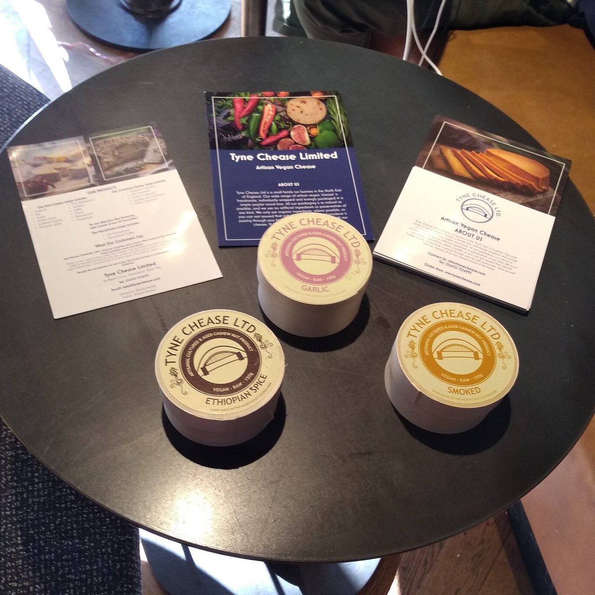 Tonight! Cage! We're giving out lots of freebies and snacks like the delicious vegan cheese from <a href="/TyneChease/">Tyne Chease</a> to attendees! £12 tickets with code GORILLA
Book here
tickettailor.com/events/primalt…
Please RT :)
#vegan #vegancheese #sheese #veganfood #veganism #vegans