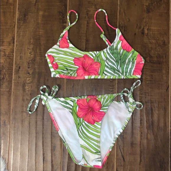 Hellomrscarr's tweet photo. So good I had to share! Check out all the items I'm loving on @Poshmarkapp #poshmark #fashion #style #shopmycloset #fashionnova #bdg: https://t.co/tAa50GhosC https://t.co/5SFgmawQkl
