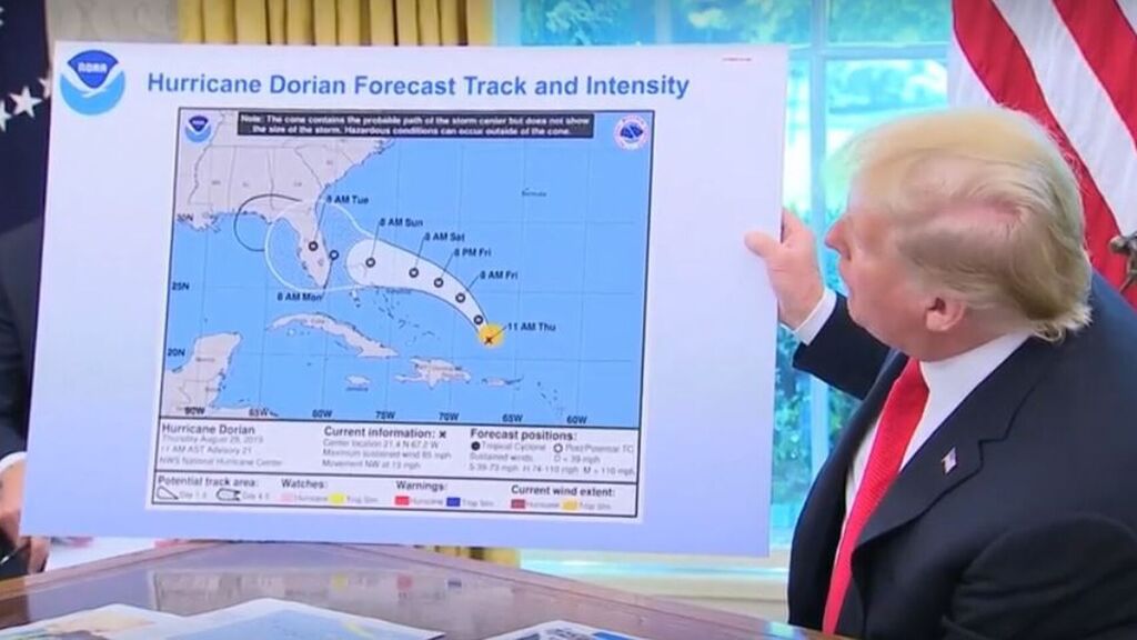 Spindoctors_cat's tweet image. 📸 Donald Trump mostra un mapa amb “la seva” previsó –marcada amb rotulador negre- sobre l’evolució de l’huracà Dorian, prescindint de la que han fet els meteoròlegs del Centre Nacional d’Huracans. Aquest home és una mina... #compol #compolFAIL #compolin