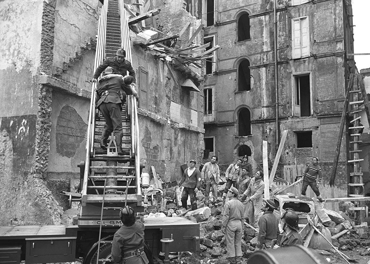 Le mani sulla città (1963) <a href="/Stasera_in_TV/">StaseraInTV</a> <a href="/raimovie/">Rai Movie</a> 23.10
«I personaggi e i fatti narrati sono immaginari, è autentica invece la realtà sociale e ambientale che li produce». Film di impegno civile, feroce denuncia sullo scempio edilizio, sulla corruzione e la speculazione.