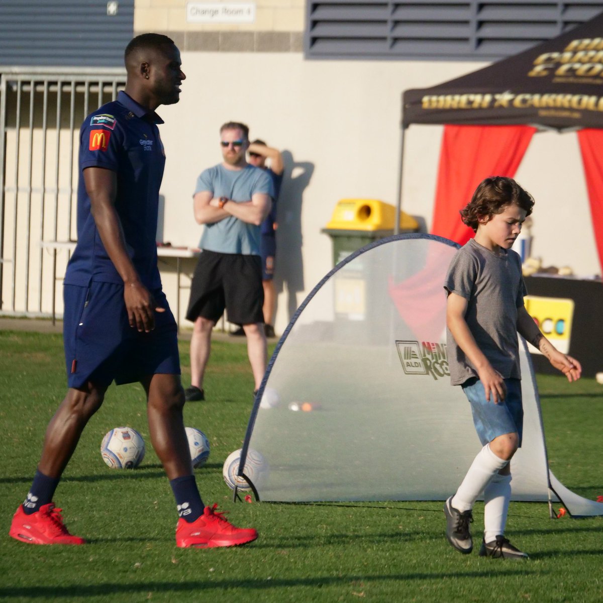 NewcastleJetsFC's tweet photo. Coffs Harbour, THANK YOU for having us this afternoon! Another successful #JetsPLAY clinic, thanks to @GreaterBankAU! #MadeOfNewcastle https://t.co/q9S8eAUkF6