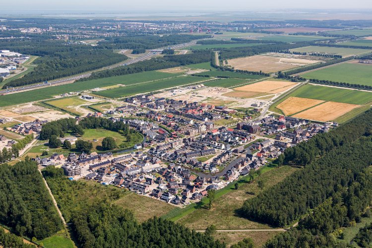 Nobelhorst is een "dorp in een stad". Pal naast het bos, op een steenworp van Almere Stad.

Statige herenhuizen, houten buurtschuren, een écht maïsdoolhof: Nobelhorst heeft het allemaal.

Hierbij de laatste 22 kavels waarop u uw droomhuis kunt bouwen: bit.ly/2ktSSAg