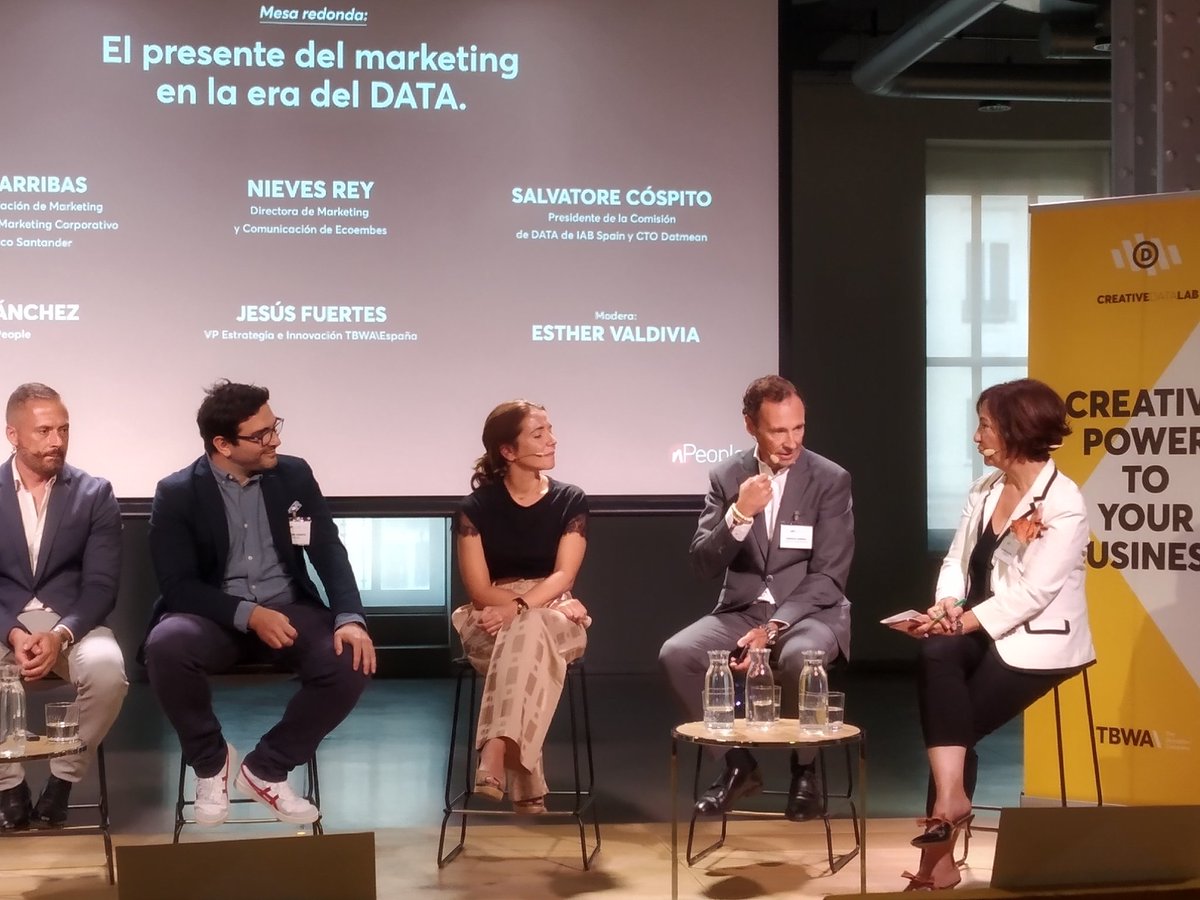 nPeople_Madrid's tweet photo. 💬 @enriquearribas, director de mkt corporativo y marca en @bancosantander y presidente de la @asociacionMKT:
"El fin no es hacer una comunicación personalizada, sino emplear el #data para conocer al cliente y aportarle valor"
#UpData #creativeDATAlab https://t.co/oC4JXEo3Pq