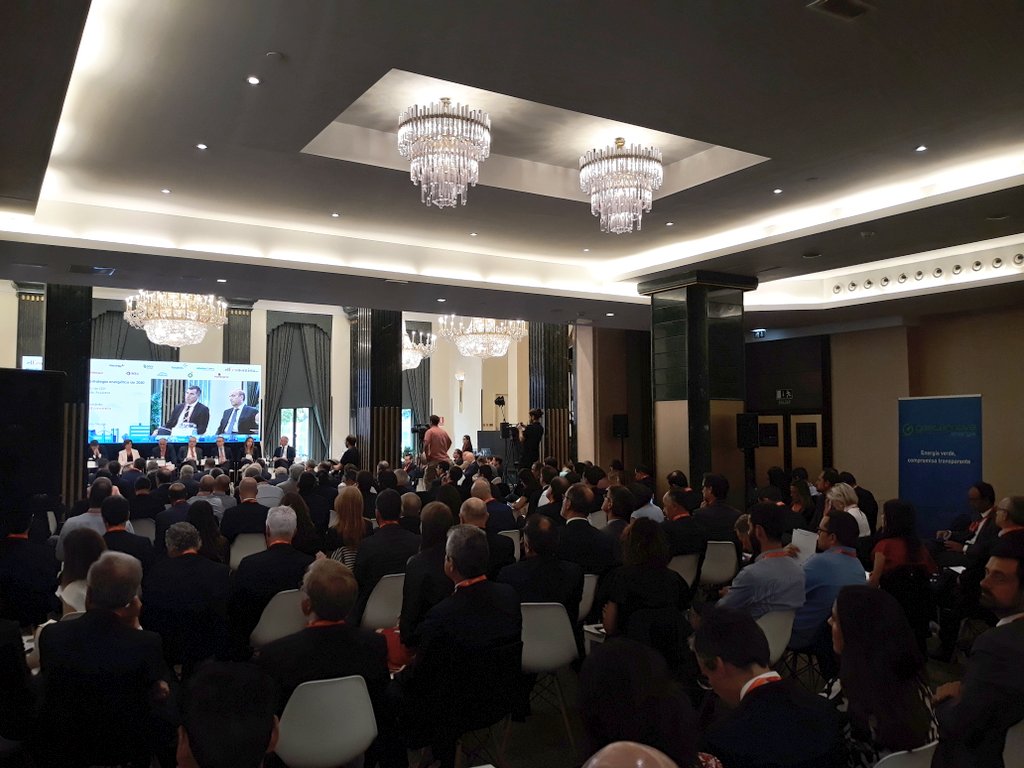SSara_NdA's tweet photo. Hoy contamos con las principales compañías del sector energético para analizar si es posible lograr una transición energética inteligente y sostenible #foroenergiaee #estrategiaenergetica2050  @elEconomistaes https://t.co/fzWxskMjiI