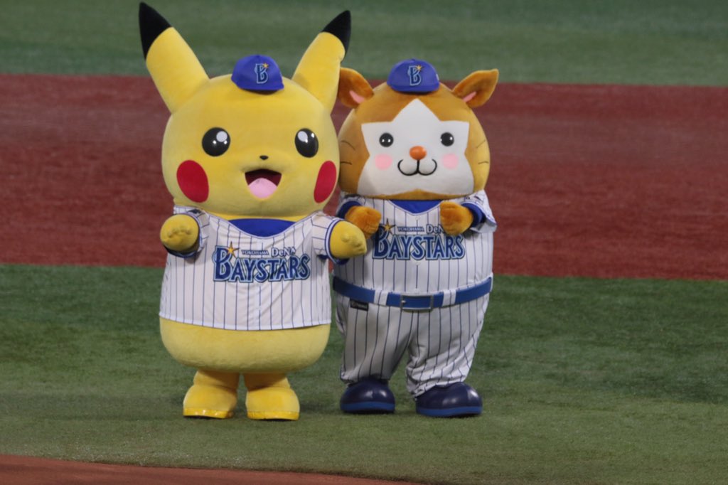 横浜スタジアムの始球式にピカチュウが登場するもボールがつかめ