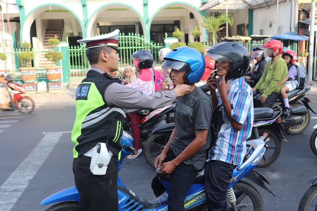 satlantas_kudus's tweet photo. Anggota Satlantas Polres Kudus kegiatan Dikmas Lantas mengingatkan untuk selalu menggunakan helm SNI dalam rangka Ops Patuh Candi 2019 terhadap pengguna Jalan yang melintas di Simpang Lima Barongan https://t.co/h7rGSamdzG