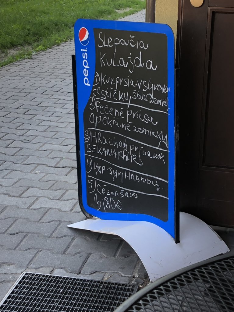 Kosto63249904's tweet photo. Snazim sa stravovat zdravo,cize dnes v #Malacky bola k prasiatku aj nastruhana kapusta😁 https://t.co/yLvrJAFUzw