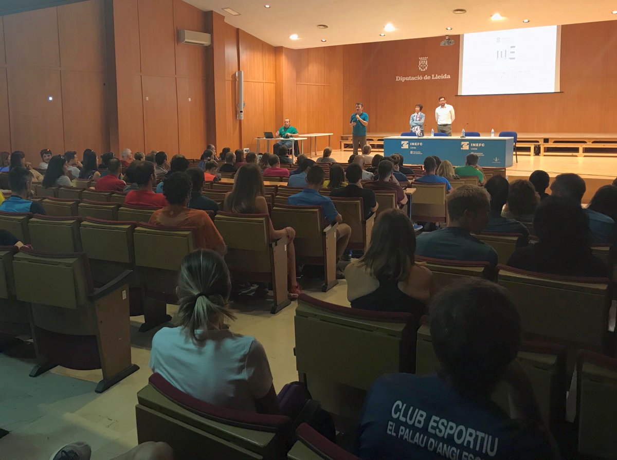 esportcat's tweet photo. Un centenador de coordinadors/es del Pla Català d'Esport a l'Escola de la demarcació de Lleida assisteixen a la jornada inicial del curs 2019/20. L' @inefcat Lleida acull les activitats informatives i pràctiques @joanst74 @ucec @esports_lleida @educaciocat #esportcat https://t.co/ejnkVzDWdQ