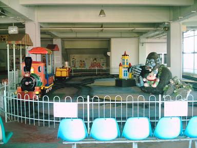 こーじ 狼麹 Twitter પર 香川県丸亀市 丸亀競艇場内の子供向け施設 わくわくランド 昔のデパートの屋上感が半端ない 現在は施設改善して わんぱくランド になっている サイトを見る限り 今はゴリラはいないらしい 昭和スポット巡り 昭和レトロ