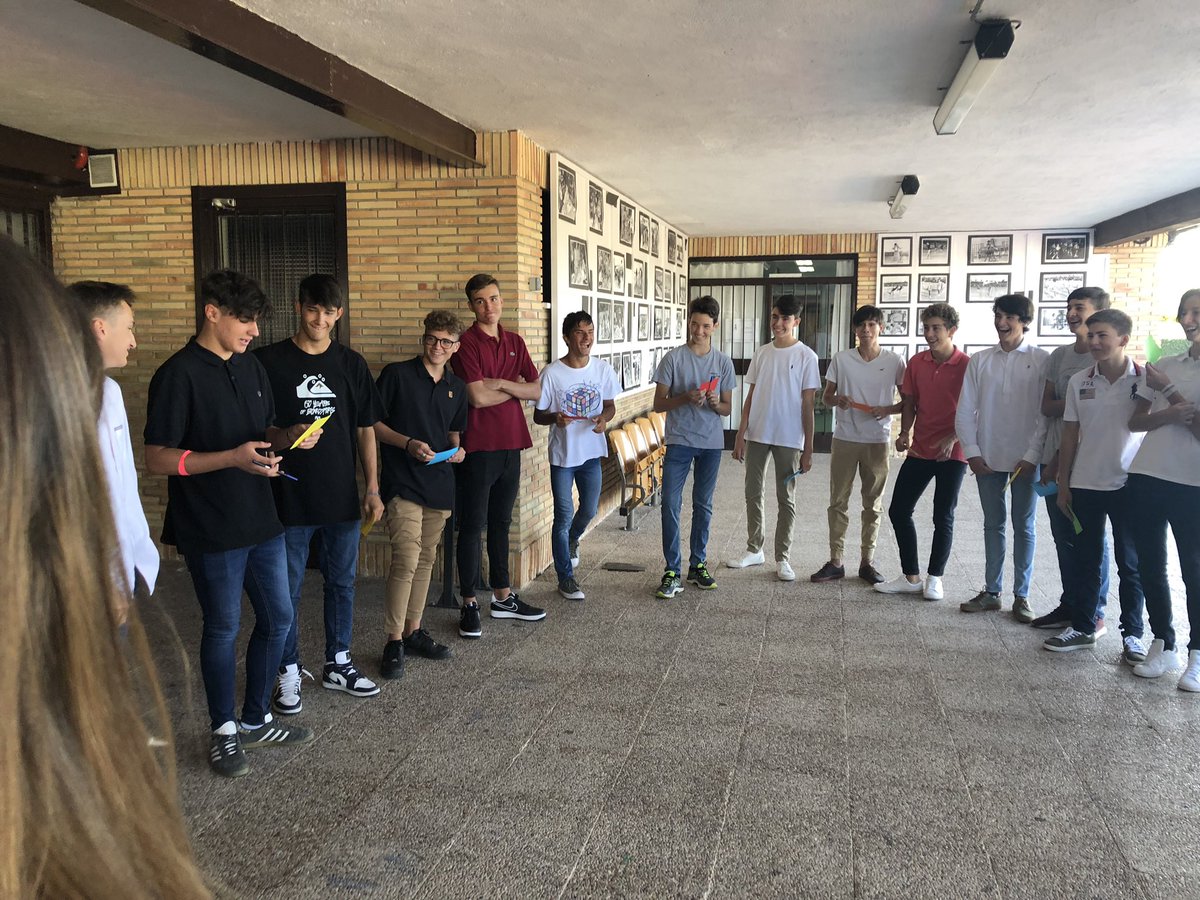 Elena_CVE's tweet photo. Los alumnos 1º Bach Ciencias @Colegio_CVE en una dinámica de presentacion.
¡Bienvenidos! https://t.co/xvjcKcg35H