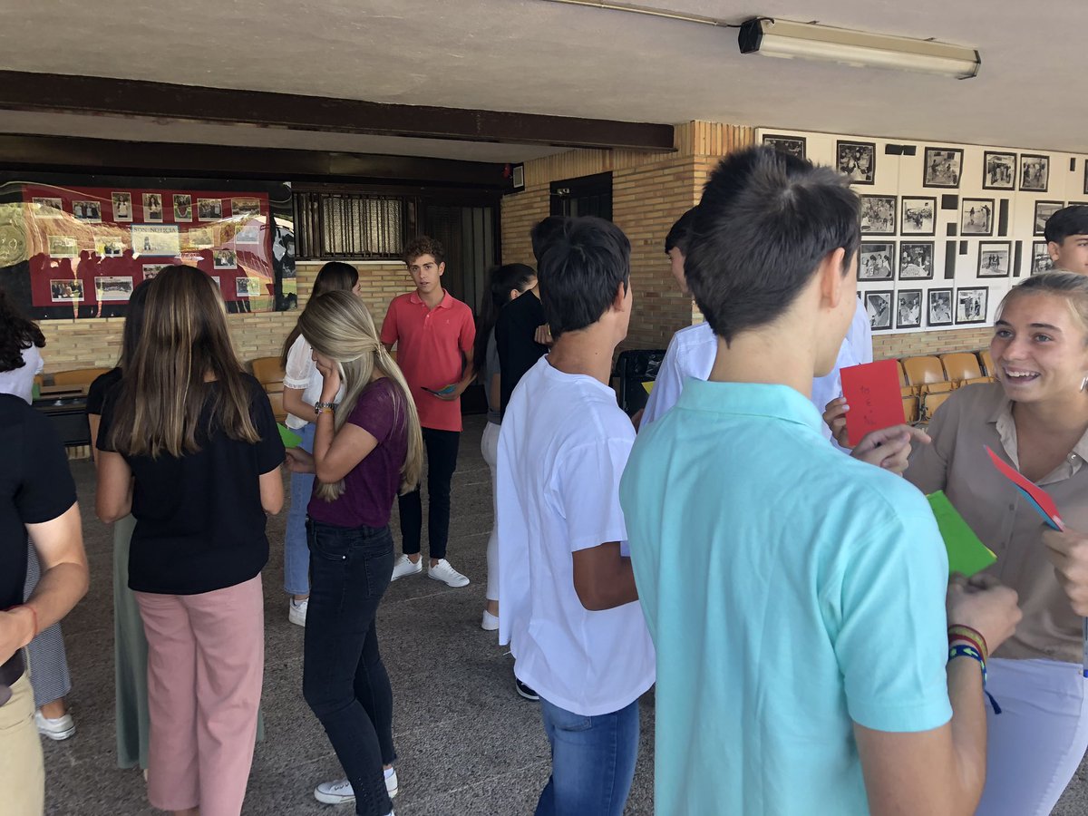 Elena_CVE's tweet photo. Los alumnos 1º Bach Ciencias @Colegio_CVE en una dinámica de presentacion.
¡Bienvenidos! https://t.co/xvjcKcg35H