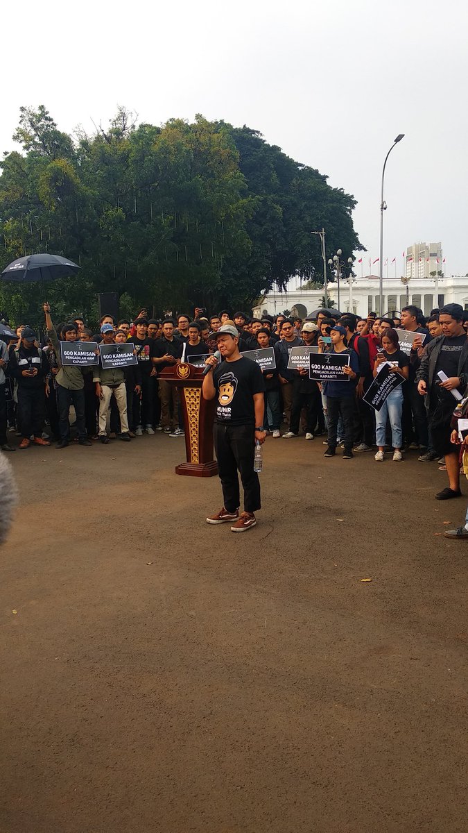 [BREAKING] Cholil Mahmud, vokalis Efek Rumah Kaca menyatakan, "Konflik-konflik horizontal dibiarkan oleh pemerintah. Teror-teror terus dibiarkan sehingga kita tidak nyaman menuntut hak-hak kita sebagai manusia." #AksiKamisan600