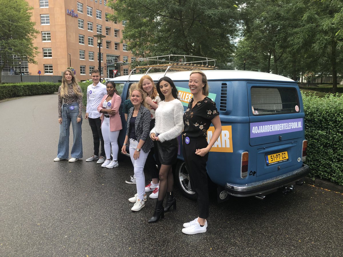 Jongerenraad en vrijwilligers van de <a href="/kinder_telefoon/">dekindertelefoon</a> staan klaar om zo direct Koningin Máxima uit te zwaaien. #kindertelefoon #40jaar