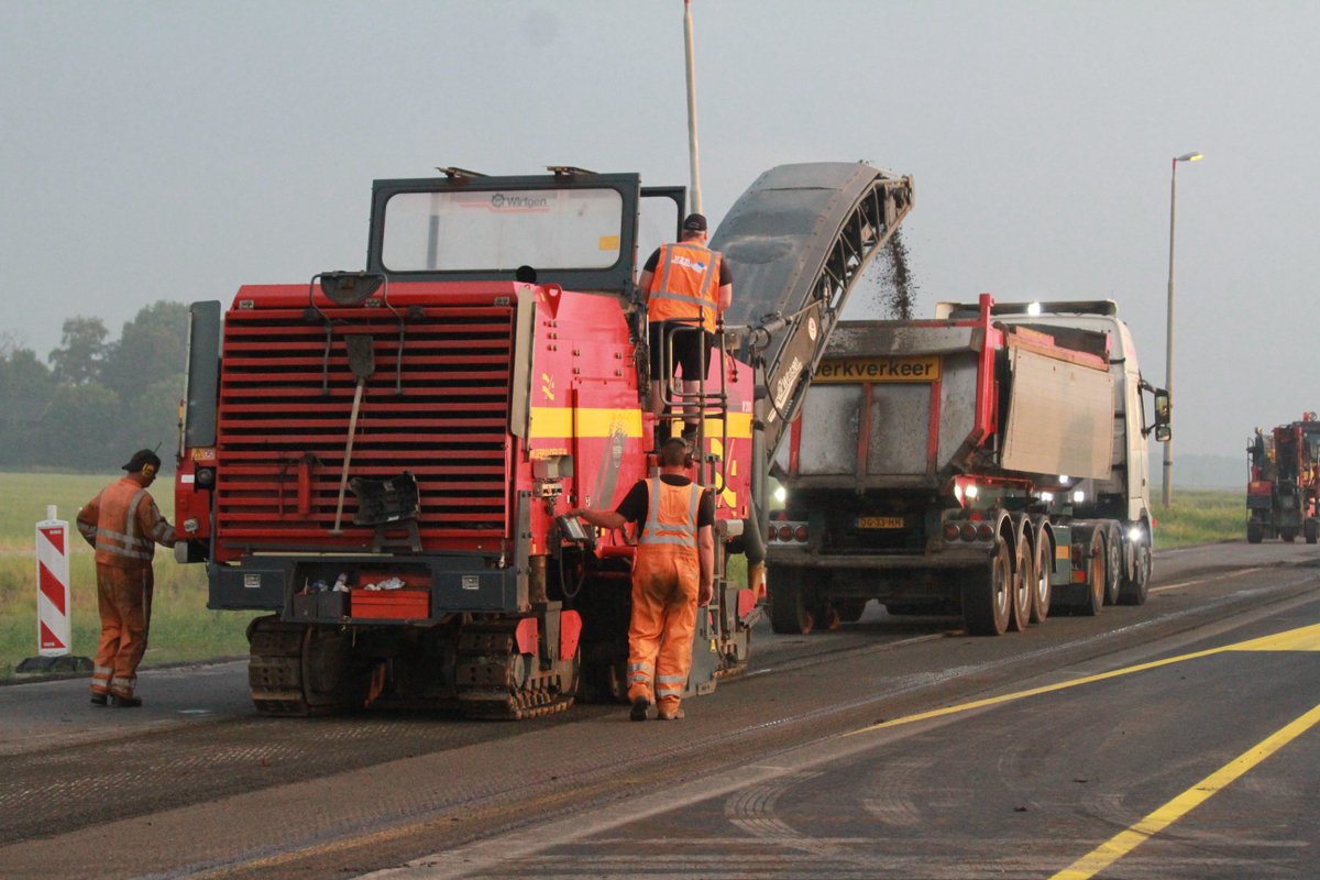 De komende twee weken werken we aan de weg en daarom staan er een aantal nachtelijke afsluitingen gepland. Weten wanneer we waar aan de slag zijn? Kijk op onze website knooppuntjoure.nl/nieuws/432/wer… en houd onze website en social media in de gaten voor de actuele planning.