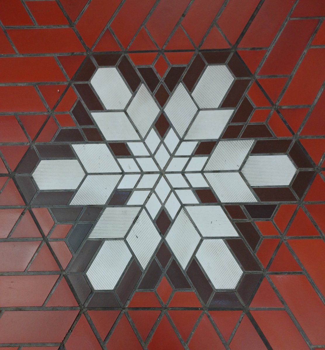 Mem No Koe 古井戸ﾆ封印ｻﾚﾀ名無呼 殺人病棟ｶﾗ生還ｼﾀｹﾚﾄﾞptsd発症中 移動途中の休憩はesta バスターミナル ２階が地下よりも解放間感あっておすすめ 雪の結晶模様のタイル張り床ハァハァ 札幌 壺乙物件 ブラサッポロ 意識の高い建築 煉瓦