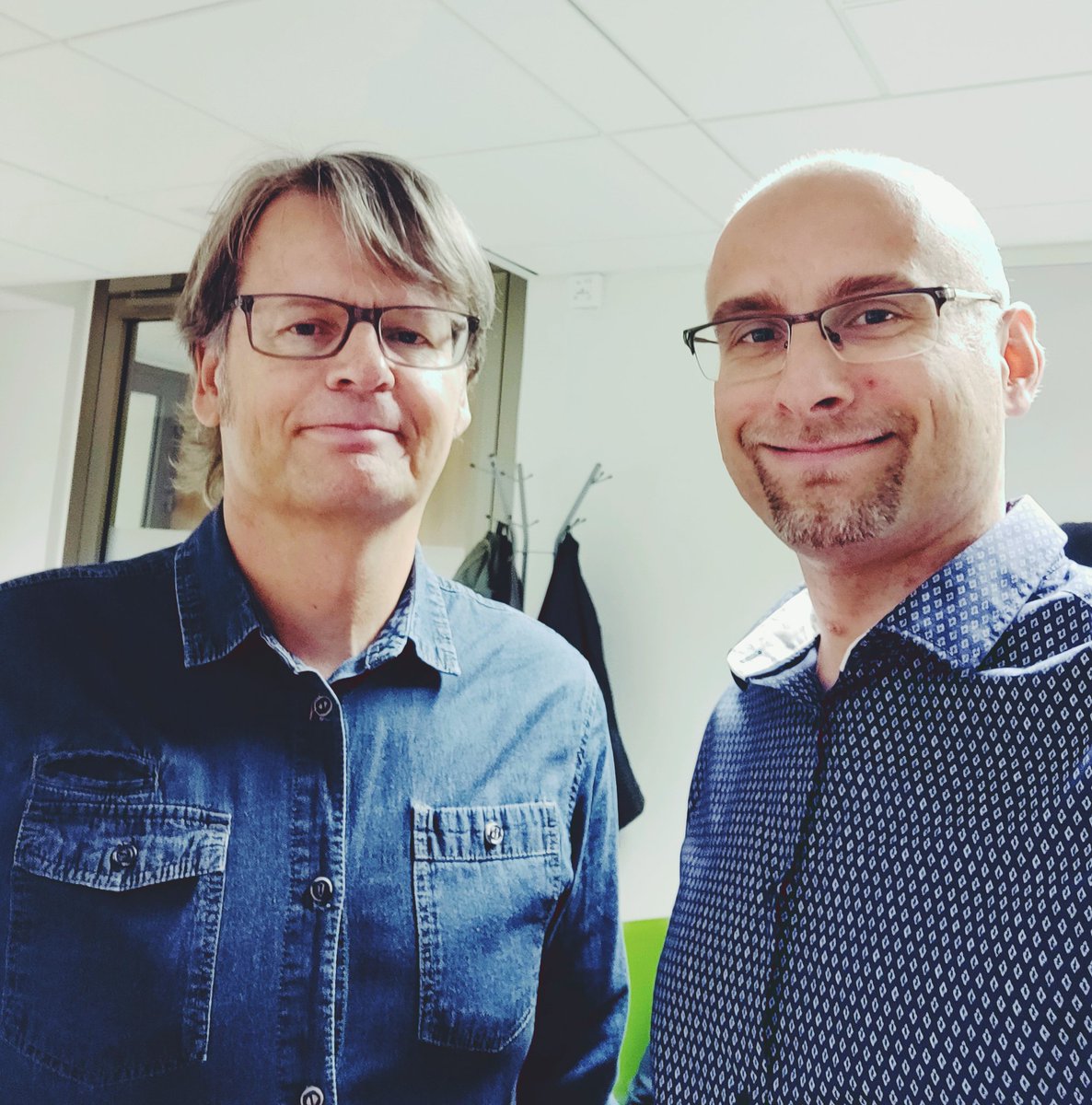 lassiro's tweet photo. Top-resurssi Oy:n yrittäjän Pasi Seessalon kanssa valmistaudutaan hyvässä hengessä kohta alkavaan StudioPore -lähetykseen. #yrittäminen #yrittäjät #yrittäjyys #yrittäjänpäivä @VSyrittajat https://t.co/iP5cWNcLSv