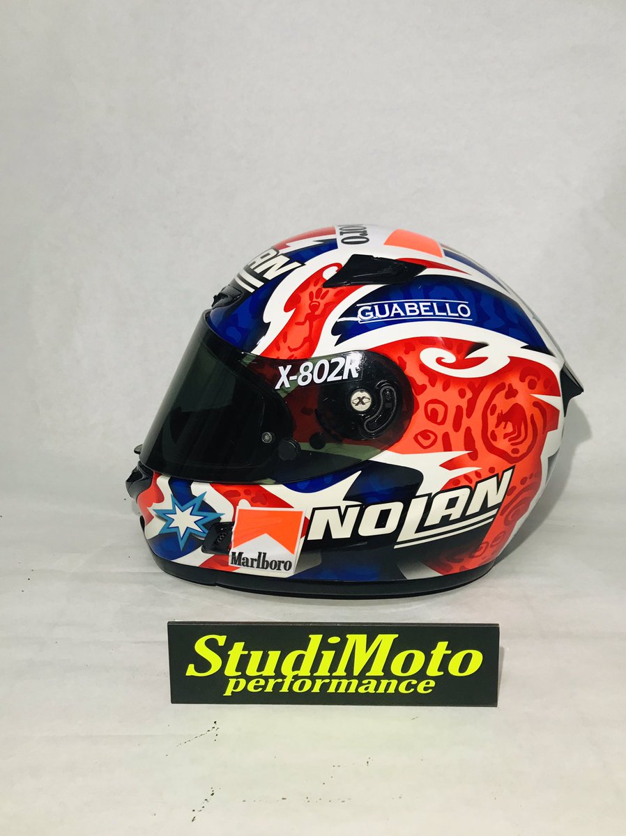 studimoto's tweet photo. Nolan X-802R réplica 
Casey Stoner.
Sublime!
⛑🎨☝🏽🔝

#studimoto #pintamoscascos #barcelona #calidad #seriedad #rpidez #dieseño #acabadostop #detalles #profesionales #replica #caseystoner #motogp #ducati #guabello #marlboro #australia https://t.co/GbBmACdYIc