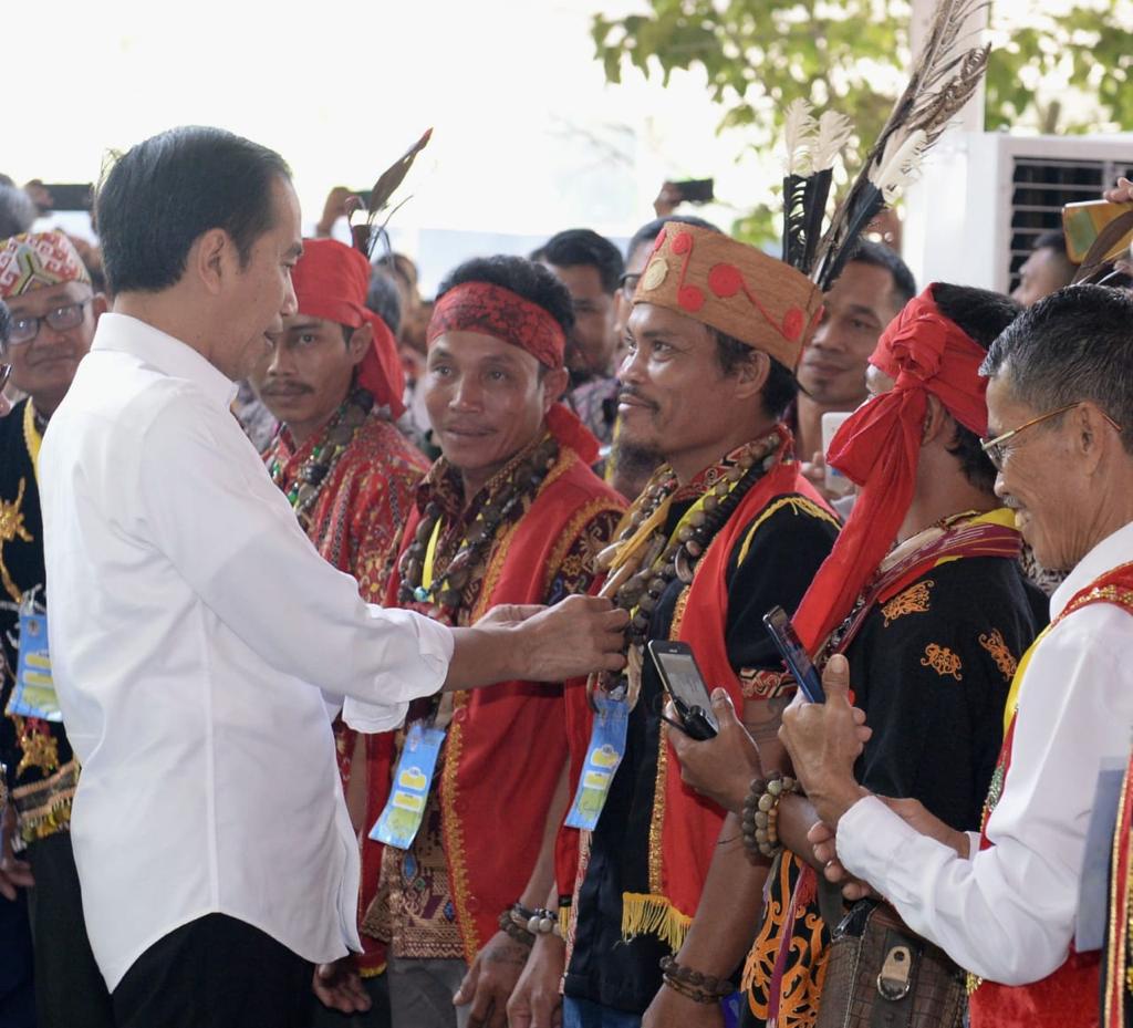 Di Pontianak, siang ini, saya menyerahkan SK redistribusi Tanah Objek Reforma Agraria dan juga Hutan Adat kepada ribuan KK dari Kalimantan. Ada yang menerima sampai 800 Ha.

Mereka bukan orang besar, tapi rakyat kecil. Di lahan itu mereka bercocok tanam. Yang penting produktif.