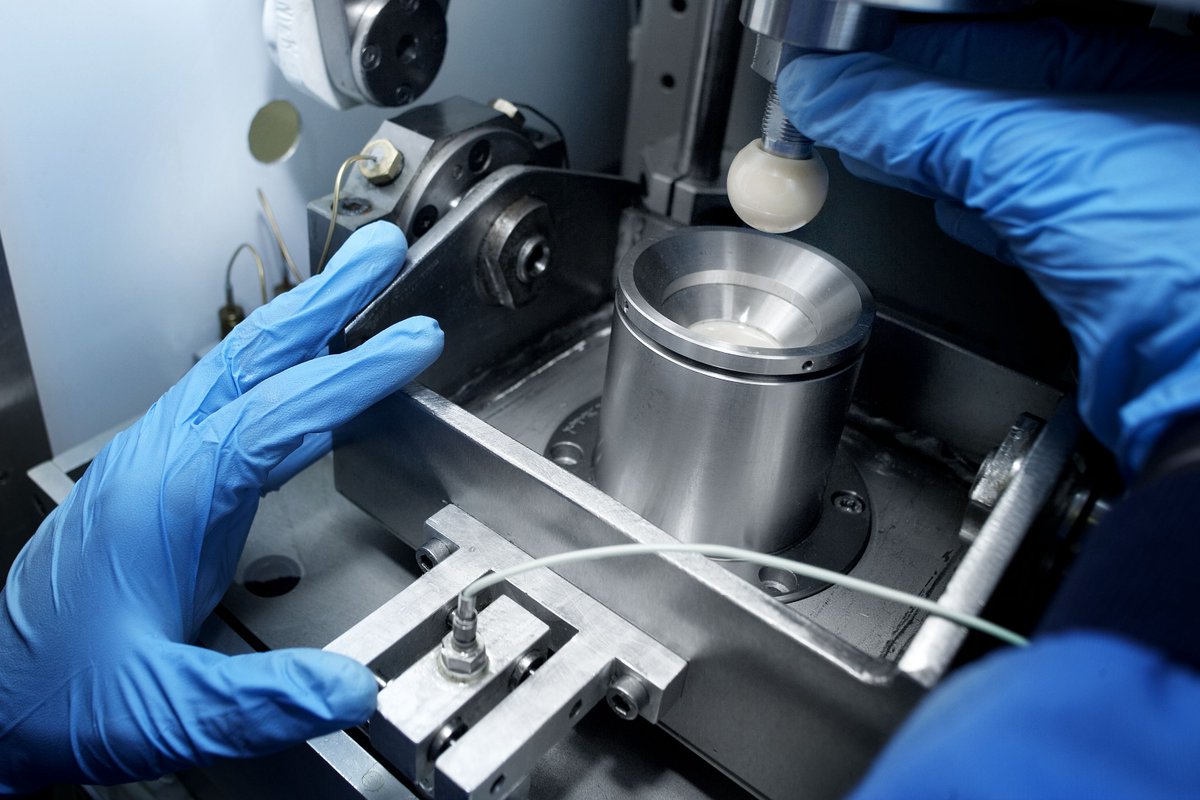 Professor <a href="/sophie__w/">Professor Sophie Williams</a> from the School of Mechanical Engineering talks to the BBC's Naked Scientist team about the materials used for hip replacements. 

Listen here 👂 bbc.co.uk/sounds/play/m0…