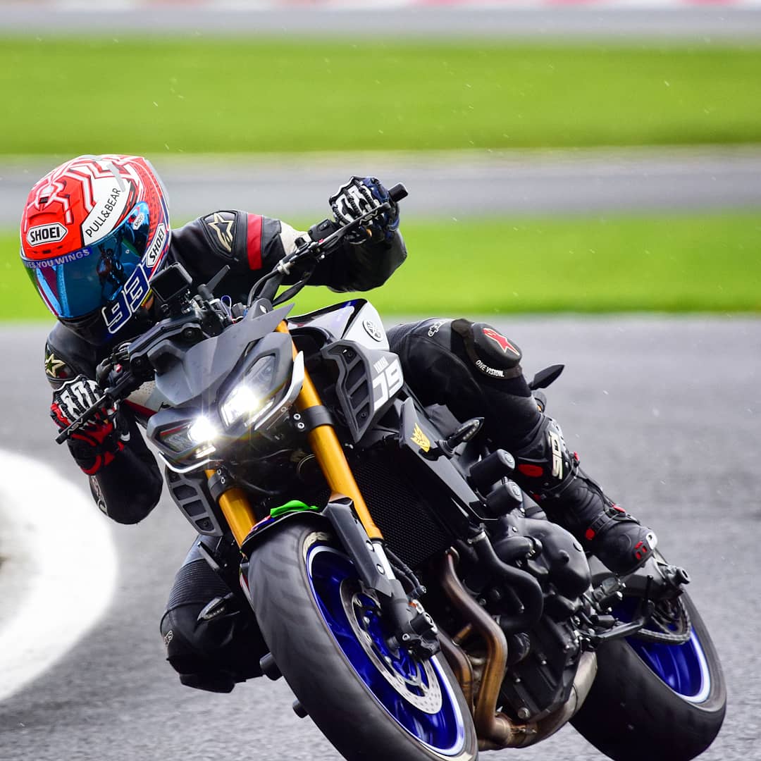PistonHead_Chaz's tweet photo. Brilliant day yesterday at Oulton Park with @bennetts_bike and @superbikeschooluk. I think I might even say Oulton is now my favourite track! The weather was mental, you can even see the rain drops in this photo.😂 I'm so tired and aching today!🙈 📷 @turner_kid https://t.co/ycDGNRltLj