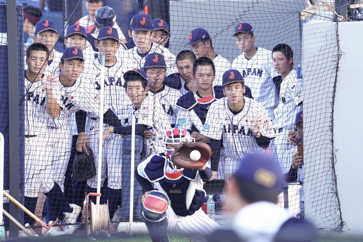 Lacheln89's tweet photo. この写真ジワる..
奥川君のブルペン全員で見つめる笑 https://t.co/Af79E2D6gM