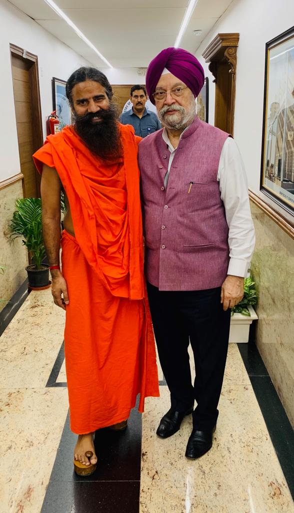 rakesh_bstpyp's tweet photo. @HardeepSPuri @yogrishiramdev गुरु शिक्षक वो
जो अज्ञान,अविद्या,दुख से मुक्त करे,
जो राह दिखा दे
जो भ्रम को मिटा दे
जो समाधि लगा दे
जो मोक्ष का मार्ग दिखादे
जो जगा दे
जो ज्ञान चक्षु खोल दे
जो बेड़ियाँ तोड़ दे
जो बैसाखियों को छोड़ कर चलना सीखा दे
जो भय,मोह,दुःख के भवंर से निकाल दे
#शिक्षक_दिवस #TeachersDay2019 https://t.co/pRbaU5MYSI