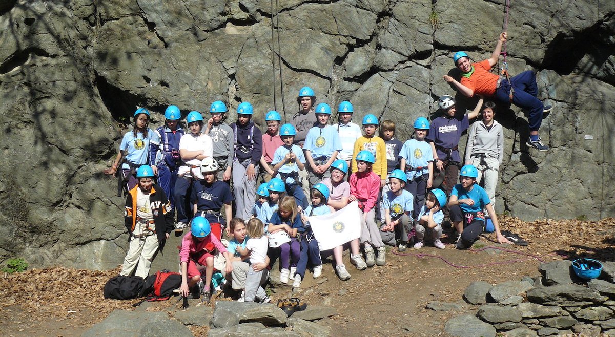 In occasione del raduno Val Grande in Verticale 2019, la Scuola di Alpinismo Giovanile del #CAI #Torino mette a disposizione corde, caschi e imbraghi per una due giorni di prove di #arrampicata nelle Valli di Lanzo➡️ caitorino.it/news/2019/09/0… #montagna #vallidilanzo #piemonte
