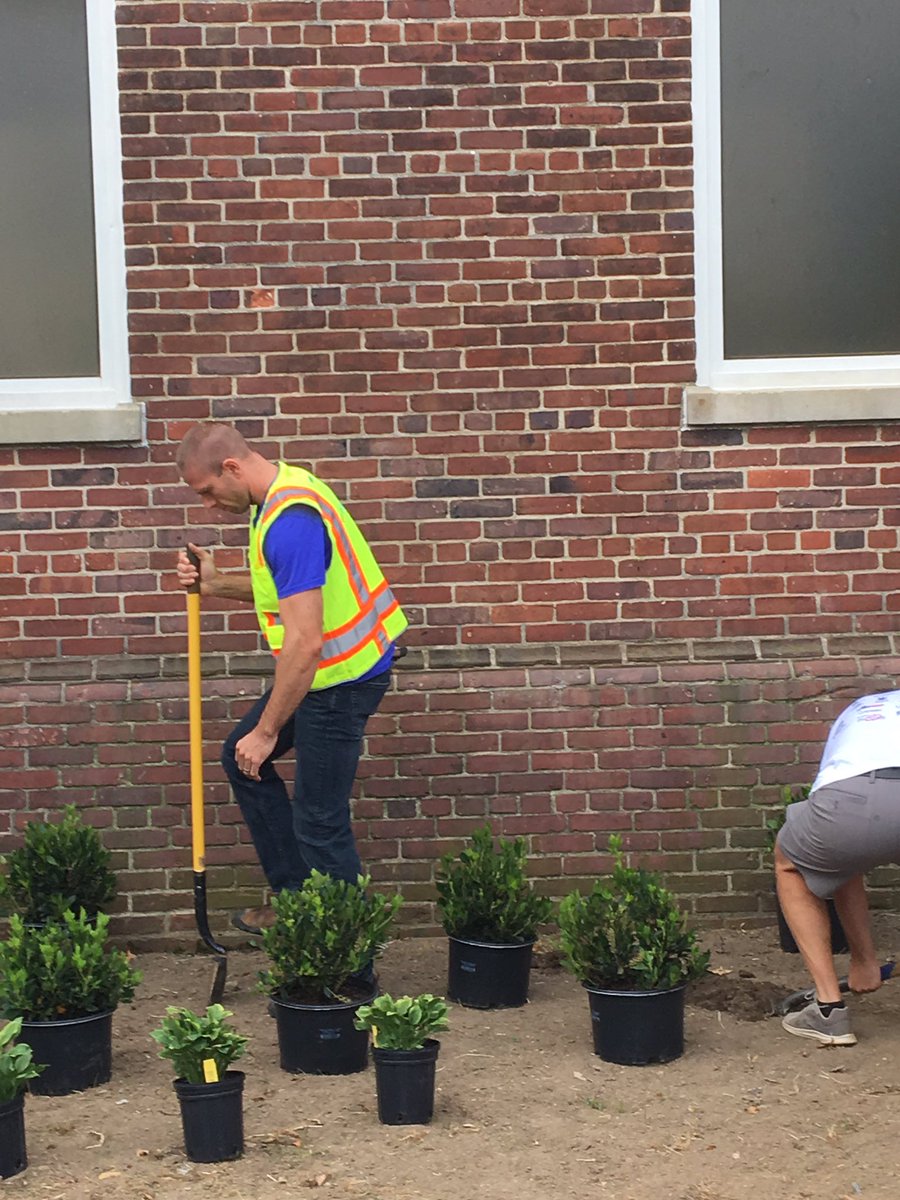 CSpringsLisbon's tweet photo. @cswndan @cswnbrittnie @BrightView @LiveGreenScapes @FlouraTeeter @synlawn @fencemasters613 @UnitedWayCM #progress #teamwork 
Country Springs is so pleased to be a part of this project! https://t.co/evHLUeRpXP