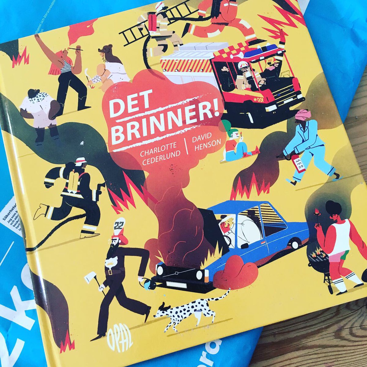 MikeHensonDraws's tweet photo. Just received this, illustrated by the #genius that is my brother, @davidhenson_illustration ! So so so good (even though I don’t read a word of Swedish!) #kitlitart #childrensillustration #fire #fireengine #firefighter #nonfiction #history #science @DaveOhmybeard https://t.co/Tz67fhPbAe