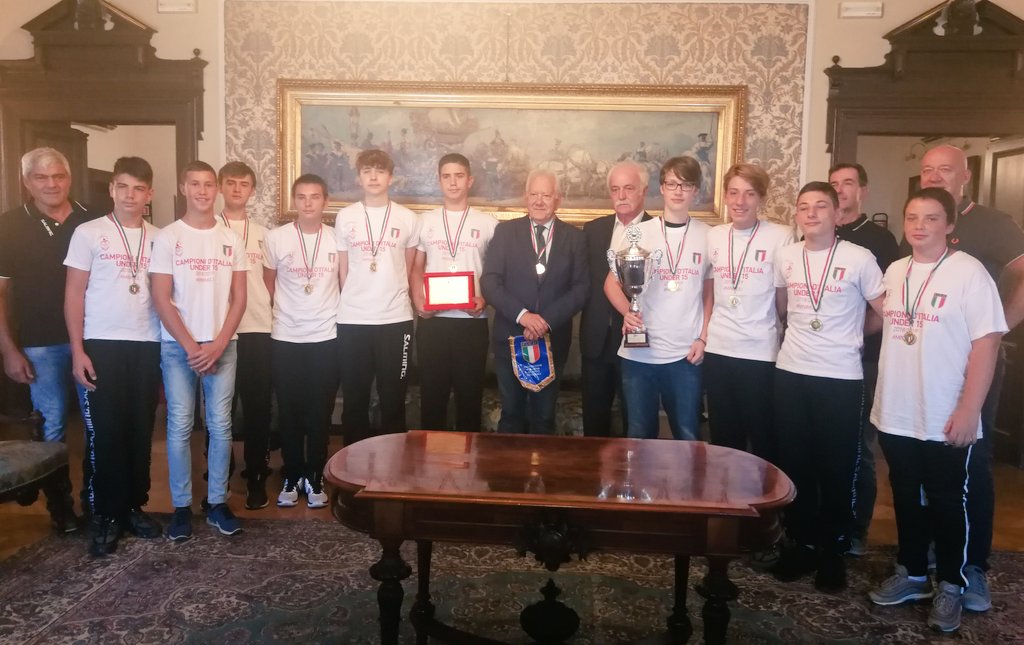 ComunediTrieste's tweet photo. Oggi, 5 settembre, consegnato un riconoscimento ai ragazzi della @PallamanoTS under 15 che hanno vinto il titolo italiano.
#minimuli #campioniditalia https://t.co/nC8gcXoRaG