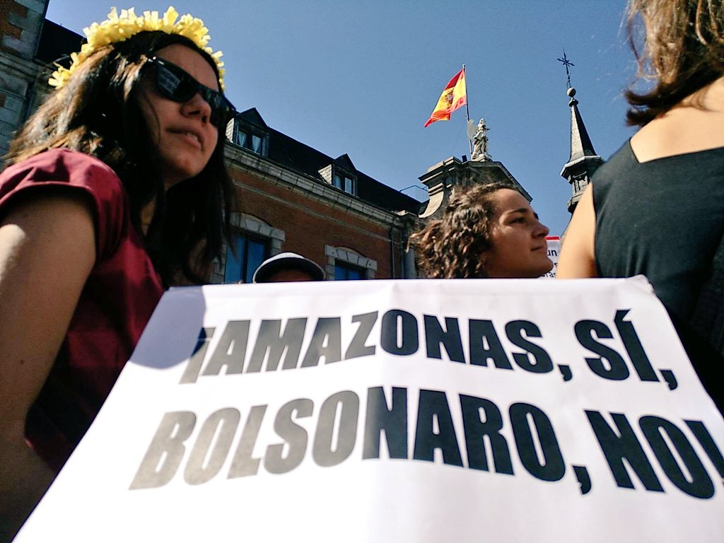 tomkucharz's tweet photo. No hay planeta B. Acción frente al Ministerio de Asuntos Exteriores en Madrid. Exigimos al gobierno de Pedro Sánchez que rechace el tratado comercial UE Mercosur y toda la política comercial responsable por la destrucción de la Amazonía y la emergencia climática.#Sep5Act4Amazonia https://t.co/elrvAb9pcY