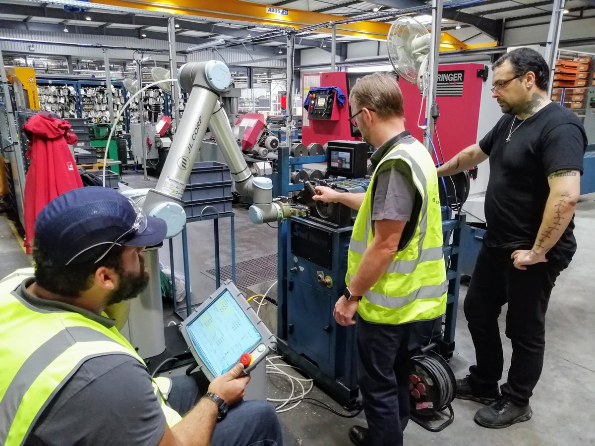 JulienTACCOEN's tweet photo. 🤖Aujourd'hui, ZOBEL se lance dans la robotisation avec l'appui de la région @hautsdefrance à travers le programme Robonumérique.

🧰Nos ingénieurs ont travaillé sur le terrain avec le prestataire retenu 

👍Premiers tests concluants 

#robonumerique
#construisonslavenir https://t.co/C8OS2ZVM4c