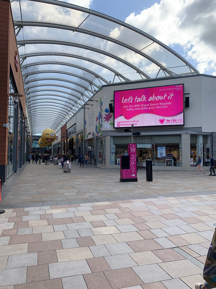 Promoting #organdonation <a href="/trinitywalk/">Trinity Walk</a> <a href="/BuglassHelen/">Helen Buglass</a> <a href="/MidYorkshireNHS/">Mid Yorkshire Teaching NHS Trust</a> #passiton #organdonationweek2019 <a href="/OPinderfields/">OrganDonationPinderfields</a> come see us by Debenhams today!!