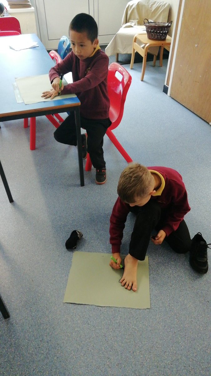 StAlbansSchool1's tweet photo. Continuing with our estimating, year 3 are estimating and measuring their hands and feet #sacpsyr3 #sacpsmaths https://t.co/Ol4heRX0N6