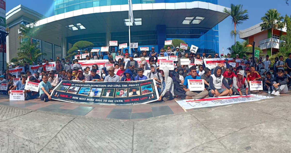 AliHuss48661734's tweet photo. #RESETTLEMENT4SINGLEREFUGEES 
#HELPREFUGEESININDONESIA
We have been cooperative with Police since beginning. We haven't harmed anyone or broken anything. We wonder, why police attacked us &amp; arrested 26 of us.
@AFP
@hrw_id
@elsamnews
@AJIIndonesia
@cnni
@UNHumanRights
@hrw https: https://t.co/6rVfbKiDAT
