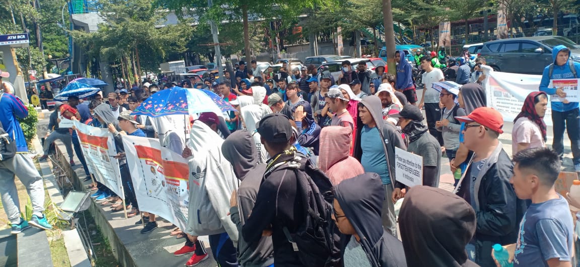 AliHuss48661734's tweet photo. #RESETTLEMENT4SINGLEREFUGEES 
#HELPREFUGEESININDONESIA
We have been cooperative with Police since beginning. We haven't harmed anyone or broken anything. We wonder, why police attacked us &amp; arrested 26 of us.
@AFP
@hrw_id
@elsamnews
@AJIIndonesia
@cnni
@UNHumanRights
@hrw https: https://t.co/6rVfbKiDAT