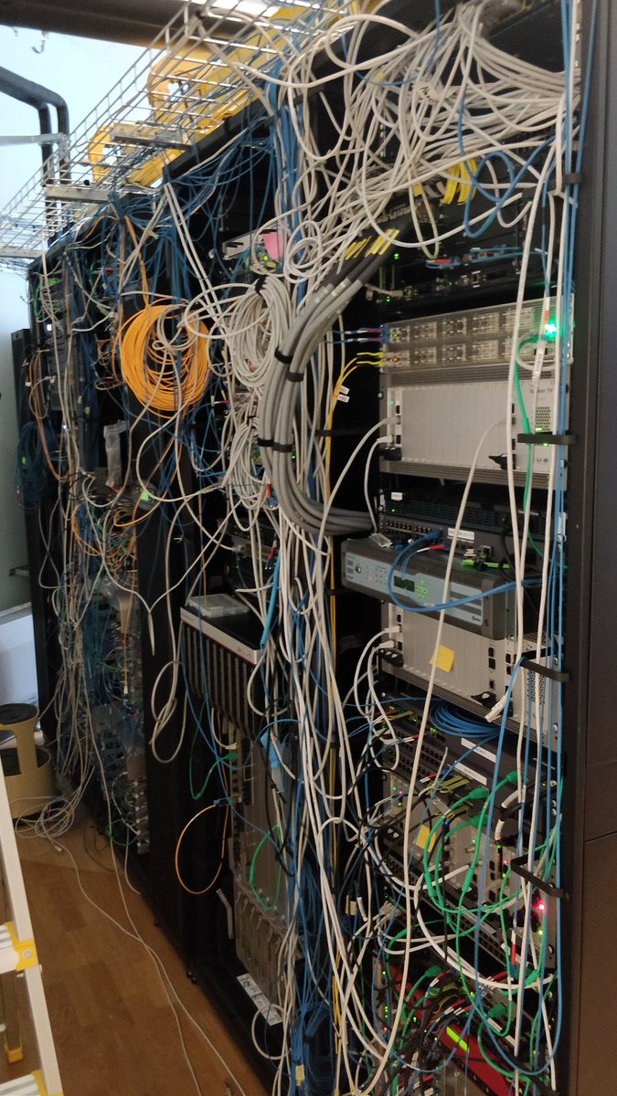 wbergg's tweet image. A day in the lab, why does all labs look the same and why do you always think I should tidy this up, but you never do?
