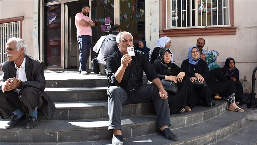 Çocukları PKK tarafından dağa götürülen annelerin isyanı babaların da katılımıyla sürüyor. Anne ve babaların binbir emekle büyüttükleri çocukların hayatlarını mahveden tüm örgütler, ideolojiler kahrolsun.