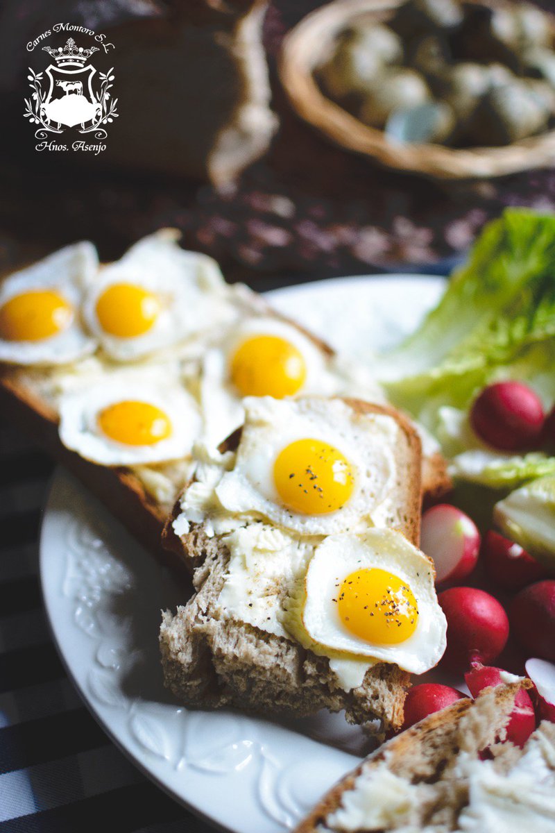 Los #huevos de #codorniz 🍳 son una auténtica exquisitez que destaca por su alto contenido en proteínas. 
Además, con ellos puedes hacer una gran variedad de recetas con las que sorprender a tu familia 😋
¡Te esperamos en Carnes Montoro con los huevos en la mesa!😁😜