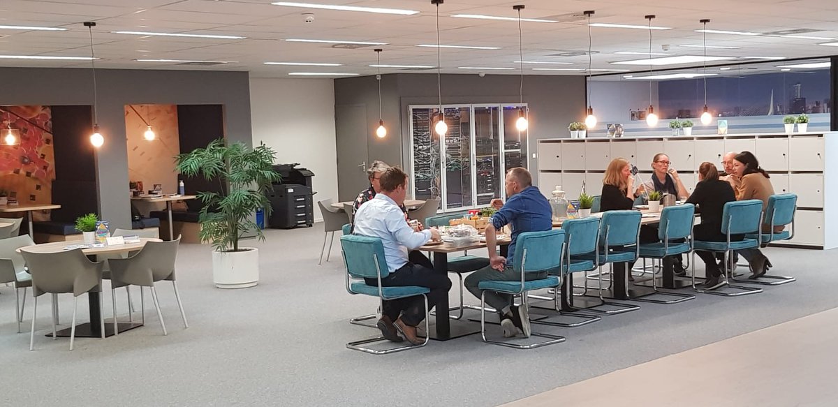 Of het nu met klanten is of medewerkers onder elkaar... alles onder één dak bij MediaCenter! 🍀

#lunchtijd #klantbespreking #collegasonderelkaar