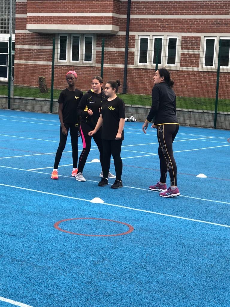 henleynetball's tweet photo. A busy night of netball..Junior training, some of our Sharp Shooters having a session with @Tam_faavae @Wasps_Netball a friendly against @northants_storm &amp; a Seniors get to know your team session🙈💛🖤 #Goodvibes #Netballpreseason https://t.co/QwhPYyR0Ip