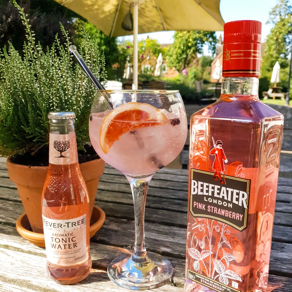 Gin of the week 🍹
.
Beefeater london pink gin, paired with Fever-tree aromatic tonic &amp; garnished with pink grapefruit &amp; juniper berries
.
#ginoftheweek #ginlovers #ginandtonic #ginspiration #tasty #ginoclock #countrypub #relaxation