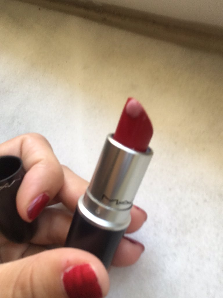 90 lira verdiğim #mac rujun içindeki yağın eriyip böyle donması normal midir <a href="/MACcosmetics/">M•A•C Cosmetics</a> ? 🤔😔