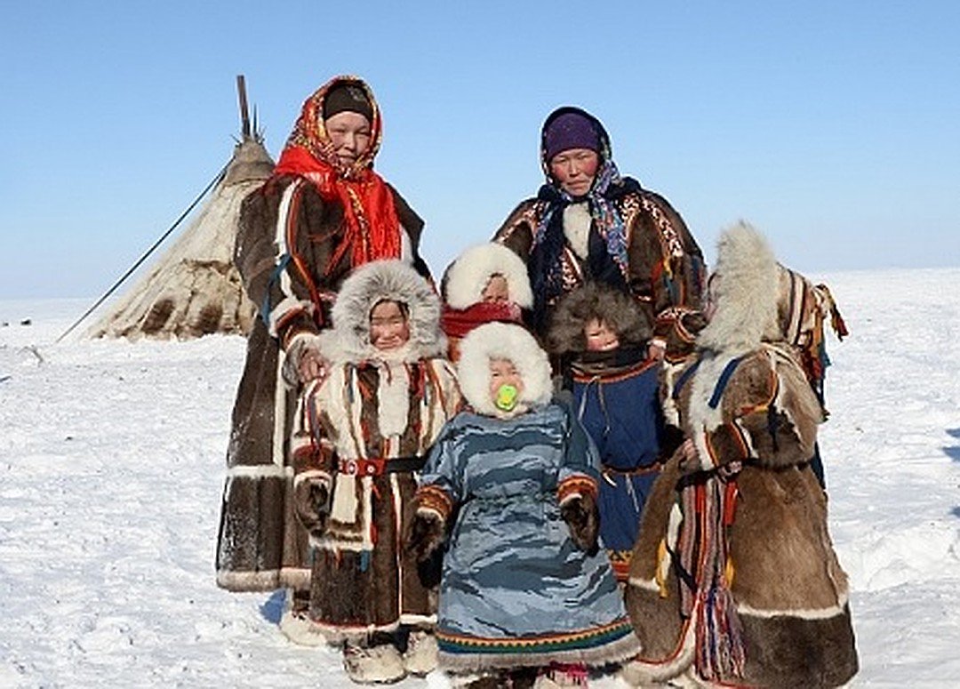 Какие народы живут в сибири чем занимаются. Ненцы и якуты. Якуты, чукчи, Ханты, ненцы. Народы Сибири ненцы. Эвенки, нанайцы, ненцы.