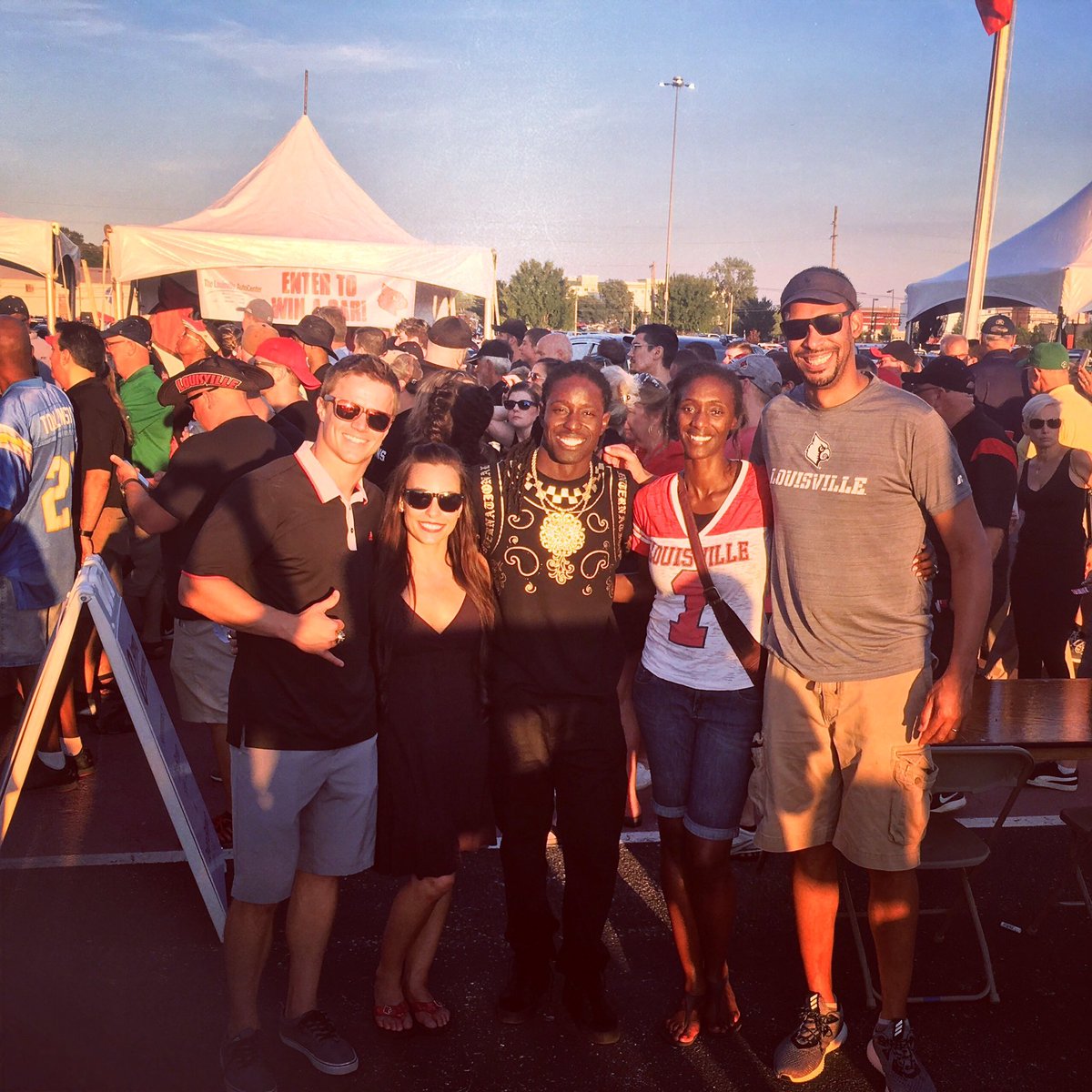 juelsXO's tweet photo. It’s true when we say #LouisvilleFirstCardsForever huge shoutout to @deionbranch84 for showing @former_athletes some love!! Thanks for the support Deion💪🏼🏈🔴⚫️ #FAN #RejoinTheTeam #StrongerTogether #L1C4 #CanWeGetARetweet #CanWeGetAFollow #FormerAthletesSupportingFormerAthletes https://t.co/XHUnO1LYLS