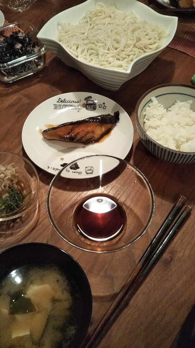 6658heiji's tweet photo. 本日の夕飯🌃🍴そうめん、鰤の照り焼き、ひじきのサラダでビール🍺飲みたいが我慢しとります。夕飯musicは今日誕生日らしいね~のフレディマーキュリー🎵このBONUS CD今日まで入っとったん知らんかった…しかも中々ええやん✨
#FreddieMercury
#BONUSCD https://t.co/dU1dzIza07