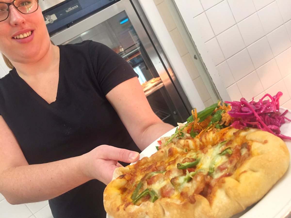 CarlPerkins75's tweet photo. Perfect #Turkish #Pides for lunch today, served with vibrant Turkish salads and delicious dressings to finish this #GlobalFlavoursThursday #GlobalFlavours 🇹🇷 😋👌
#EliorFoodie #TeamElior #ThursdayThoughts https://t.co/n9fbxo4JWs