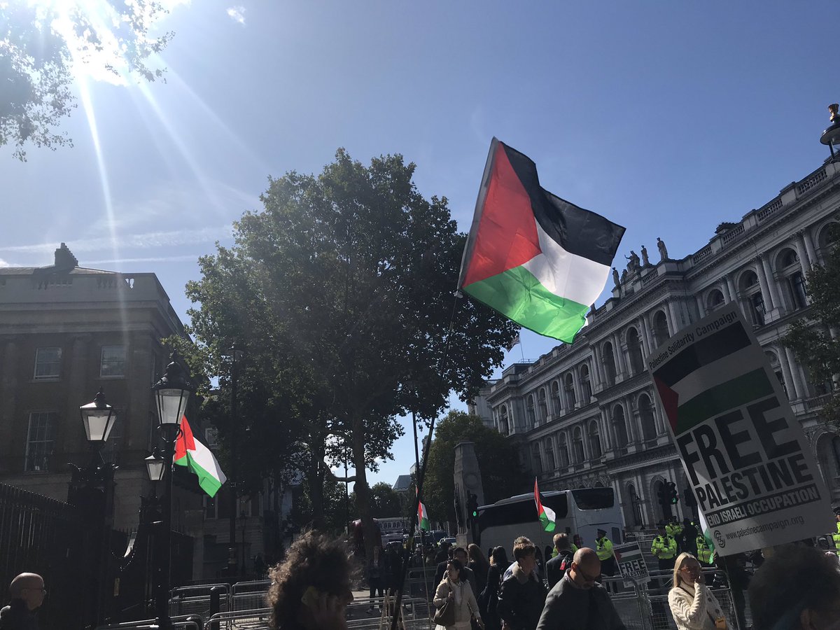 PSCupdates's tweet photo. The sun is shining and Palestine flags are flying outside Downing Street! Come join us as we send a clear message that racist war criminal Benjamin Netanyahu is #NotWelcome in London! #FreePalestine 🇵🇸✊ https://t.co/YZIsUC7VYX