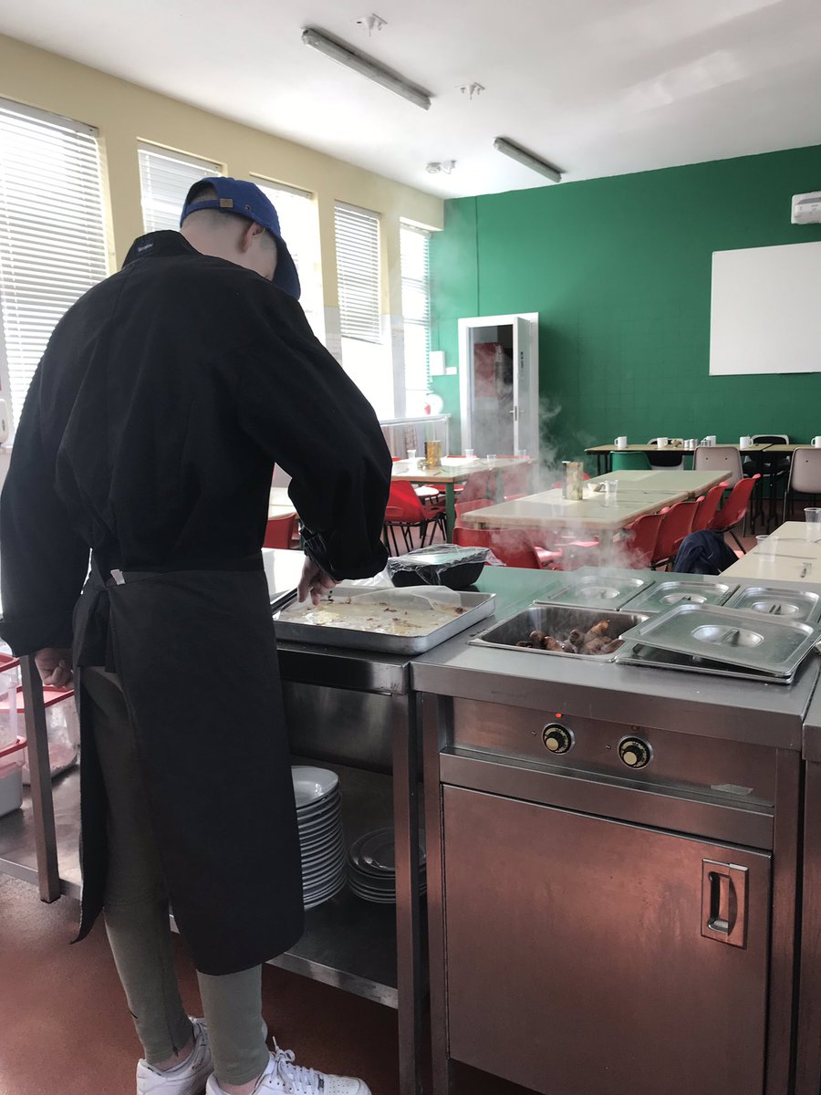 YRClondalkin's tweet photo. Some of our new learners learning the ropes in catering class this morning #weareyouthreach #learnachievesucceed #QQI #breakfastcookery #alternativeroute #everydayimlearning @YClondalkin @NAYCEXEC @ddletbYR @SOLASFET @ddletb https://t.co/hAR6xkG4hX