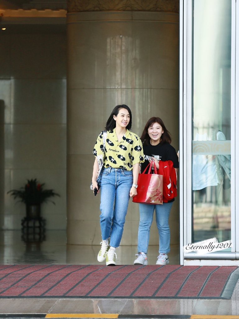 VictoriaSongBRA's tweet photo. [📷] 05.09.19 | Victoria foi vista pela primeira vez após o anúncio do término do seu contrato com a SM. Ela está no aeroporto de Pequim 
#10yearswithVictoria 
#10beautifulyearswithfx https://t.co/q6itbXoO4L
